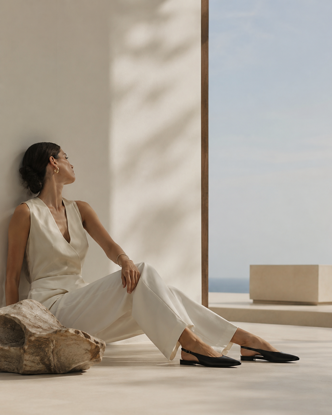 Mujer en entorno minimalista descansando