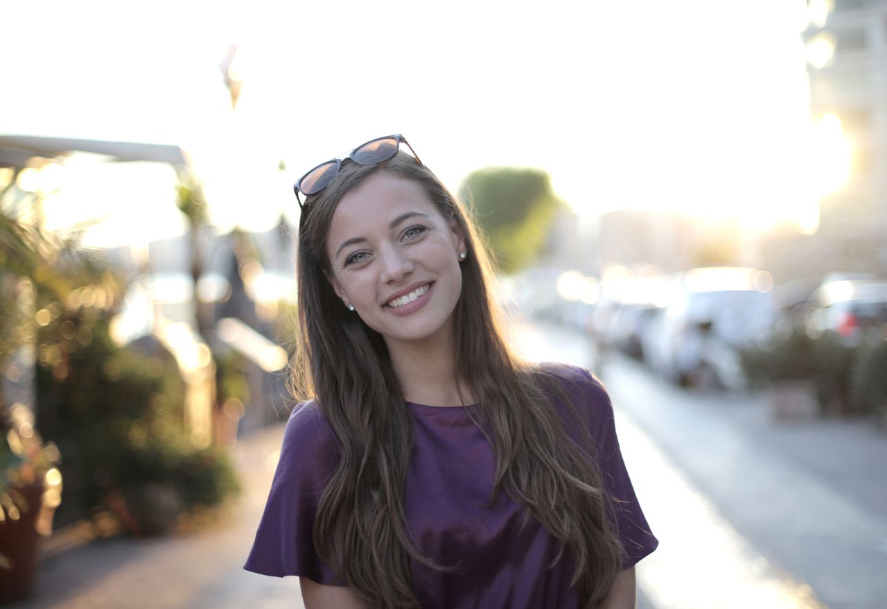 mujer sonrie con felicidad